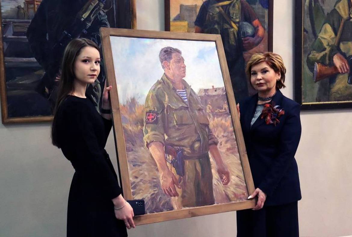 Министр культуры, национальной политики и архивного дела Светлана Баулина вручила дочери участника СВО живописный портрет отца
