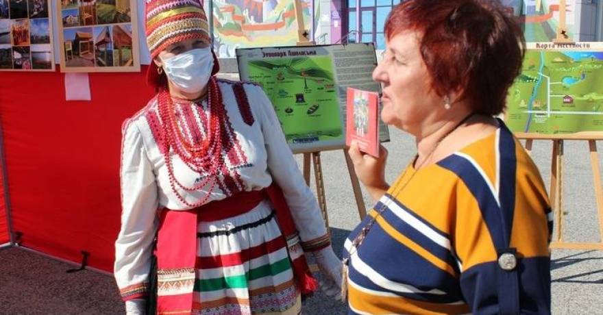В Мордовии людям раздали диски с народной музыкой