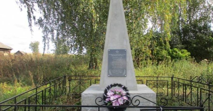 Волонтёры Культуры Большеберезниковского района  провели уборку территории и памятника борцам за Советскую власть