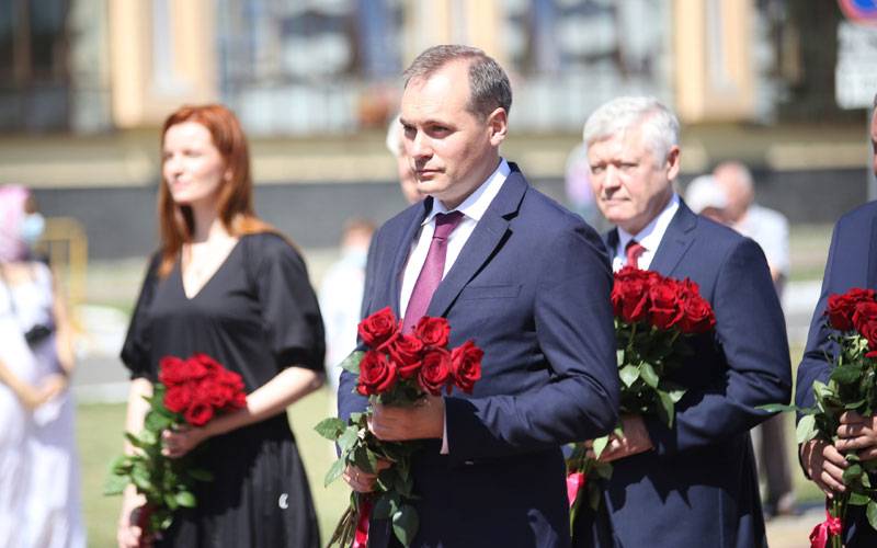 Артём Здунов возложил цветы к памятнику великому адмиралу Феодору Ушакову