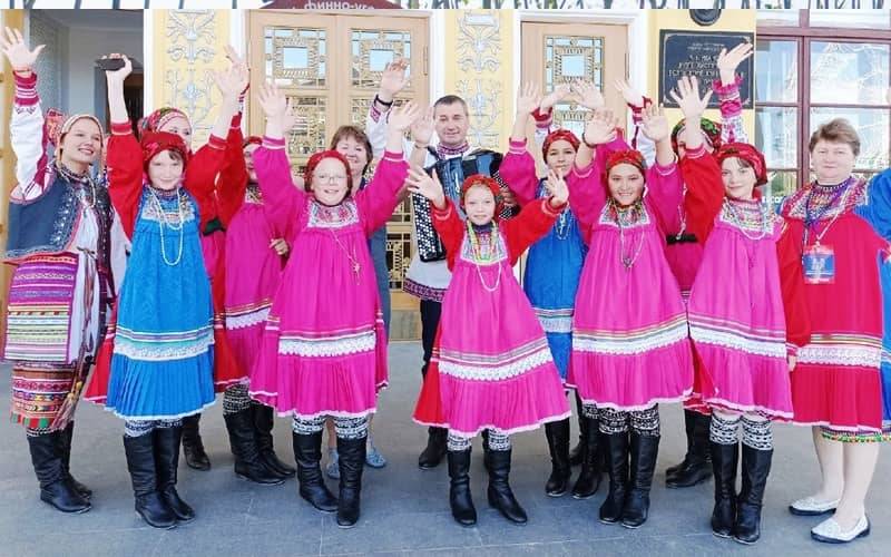 Творческие коллективы и мастера декоративно-прикладного творчества демонстрировали мордовские народные традиции на Чувашской земле