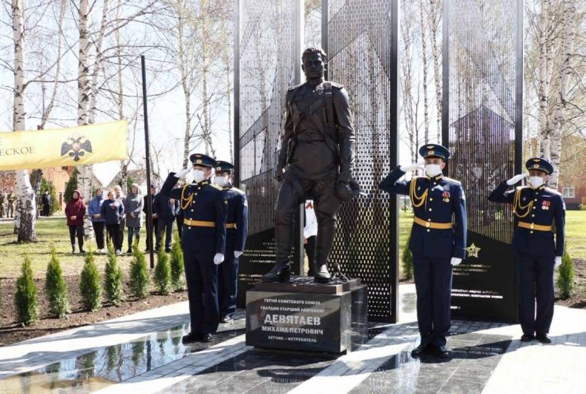 В Торбееве состоялось торжественное открытие памятника Герою Советского Союза Михаилу Петровичу Девятаеву