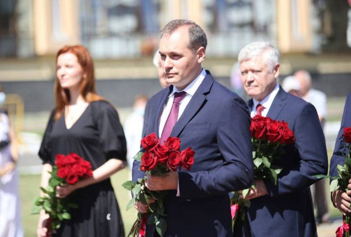 Артём Здунов возложил цветы к памятнику великому адмиралу Феодору Ушакову