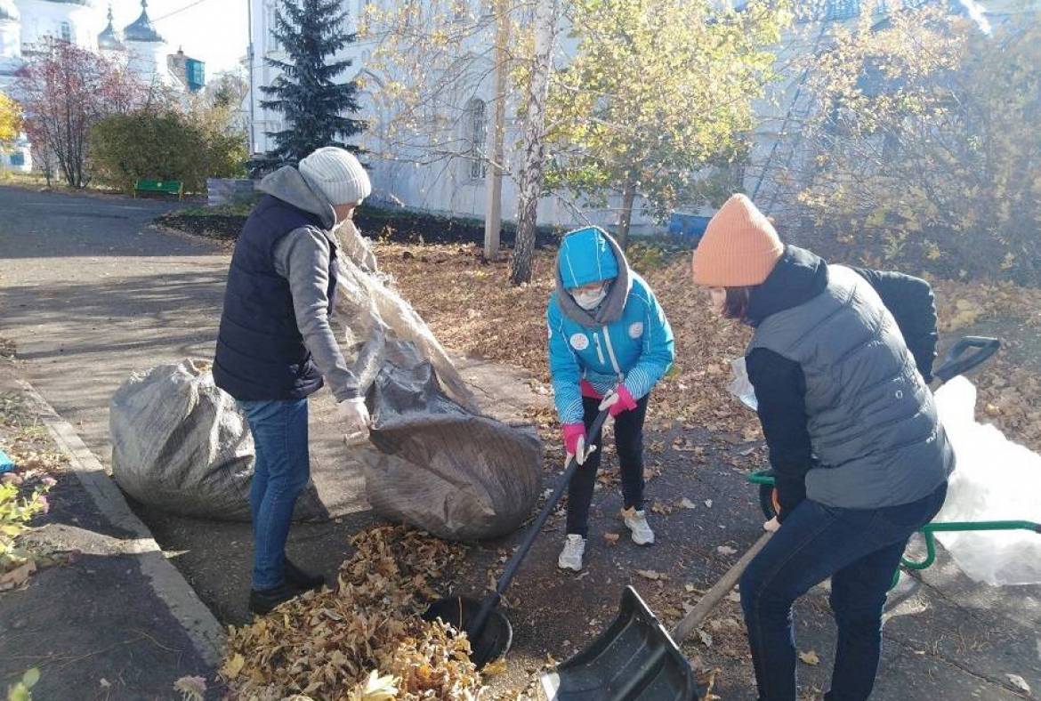 #ВолонтерыКультуры провели уборку территории Параскево-Вознесенского Пайгармского женского монастыря