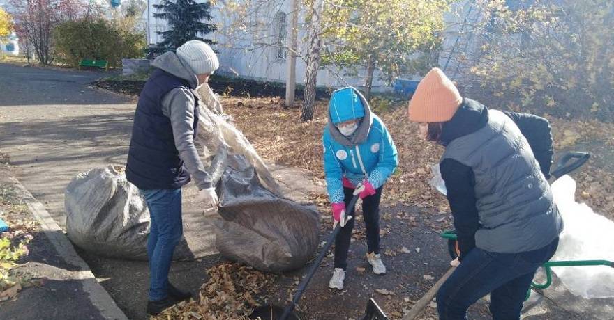 #ВолонтерыКультуры провели уборку территории Параскево-Вознесенского Пайгармского женского монастыря