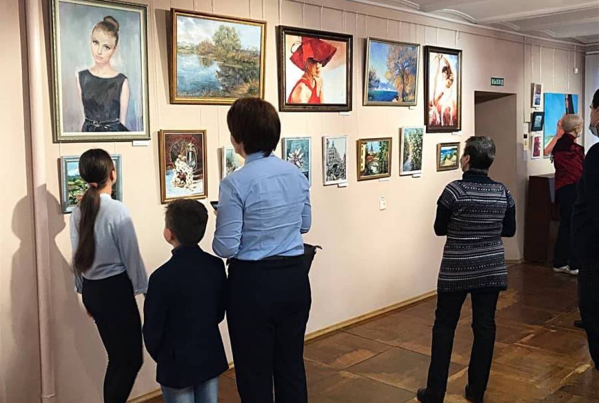 В Музее мордовской народной культуры открылась выставка живописи Лилии Май «За каждый вздох благодарю…»