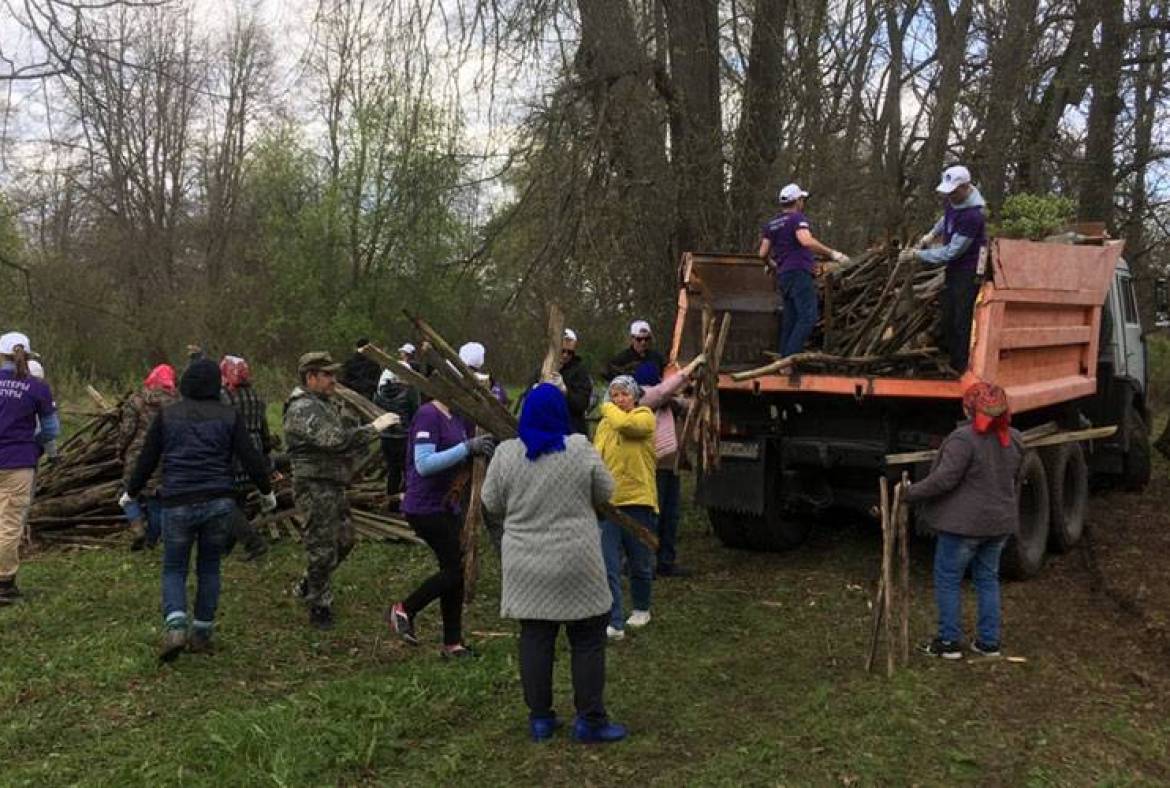 В Мордовии волонтеры культуры провели санитарную уборку в имении князей Кулунчаковых
