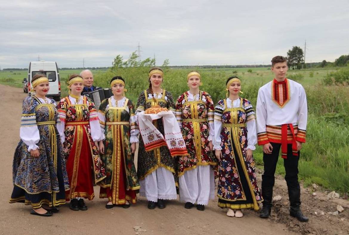 Фольклорный ансамбль «Ивушки» встретил коллег из Санкт-Петербурга