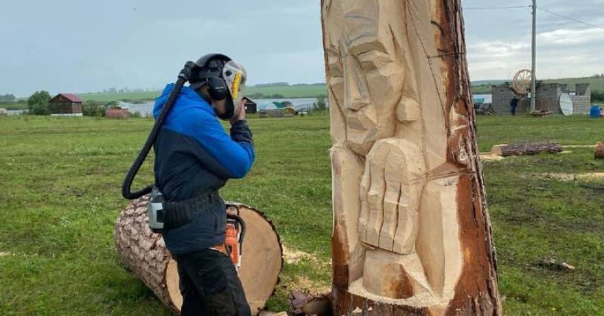 На фестивале в Мордовии резчики по дереву создают скульптуры на основе эпоса эрзянского и мокшанского народов