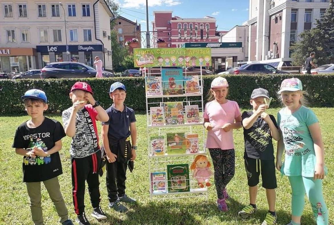 Специалисты Мордовской республиканской детской библиотеки продолжают традицию летних библиопикников на улице