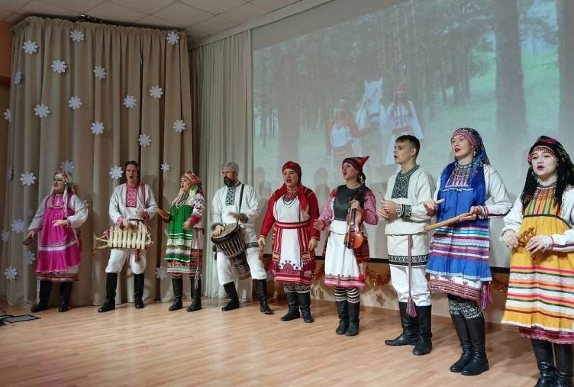 Фольклорный ансамбль «Торама» поздравил с Новым годом