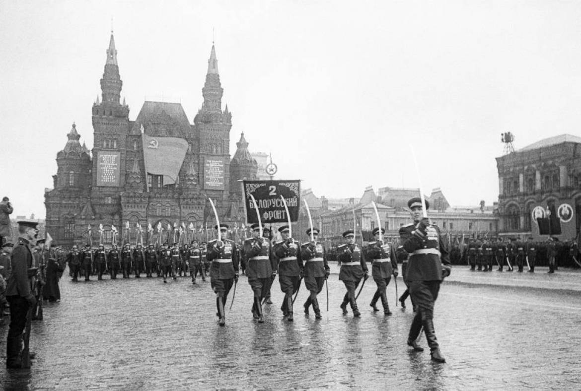 «Парад Победы 1945»: видеотрансляция записи хроники военных лет
