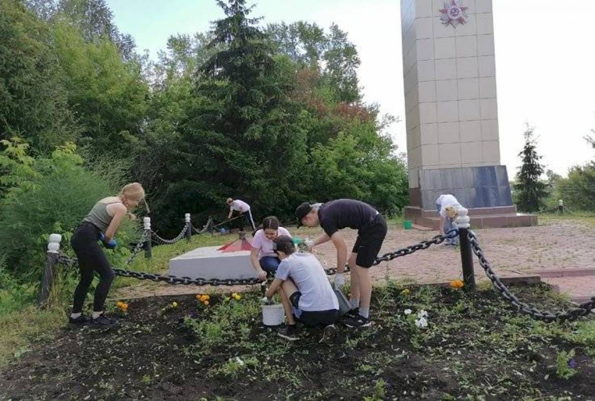 Добровольцы благоустроили мемориал павшим воинам-землякам в Мордовии