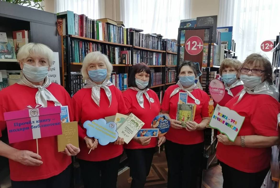 «Дарите книги с любовью» в МРДБ: Серебряные волонтеры присоединились к акции