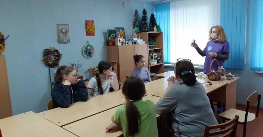 Волонтёры культуры научили ребят из Ялгинского детского дома-школы мастерить куклу-хороводницу
