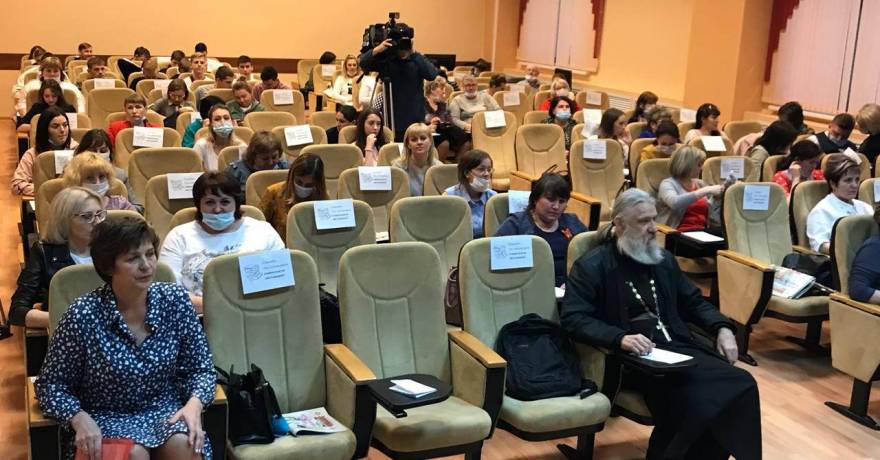 Жители России написали диктант на мокшанском и эрзянском языках