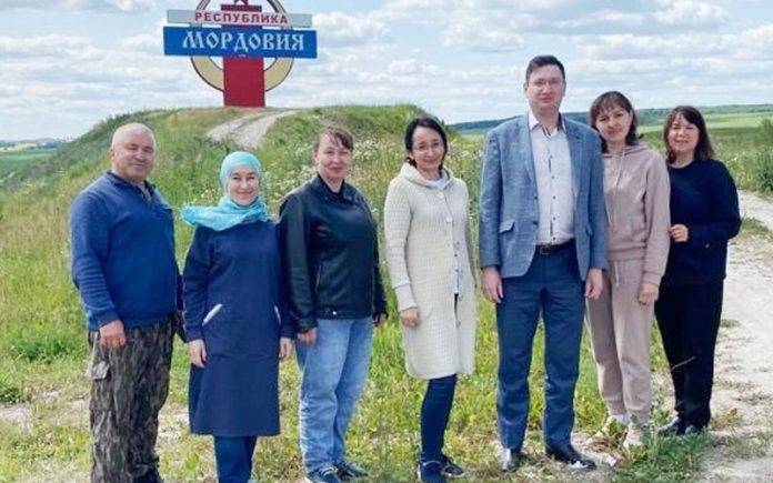 Команда этнографов Академии наук Татарстана совершает исследовательскую экспедицию по селам Мордовии