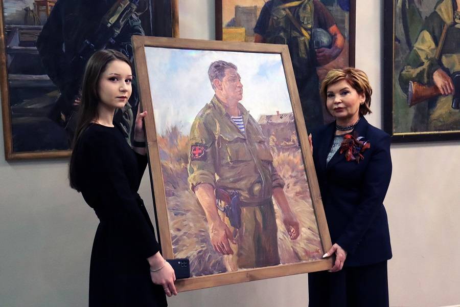 Министр культуры, национальной политики и архивного дела Светлана Баулина вручила дочери участника СВО живописный портрет отца