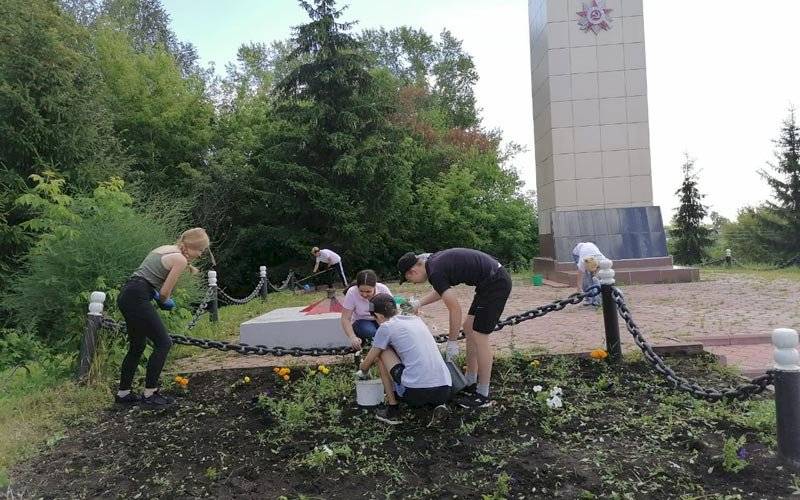 Добровольцы благоустроили мемориал павшим воинам-землякам в Мордовии