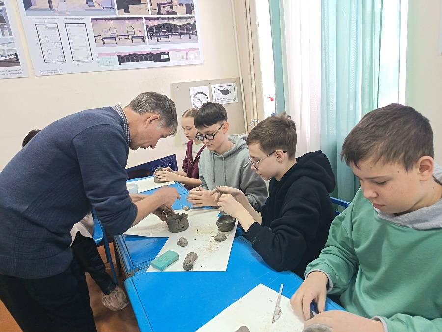 В Саранском художественном училище им. Ф.В. Сычкова знакомят с искусством глиняного мастерства